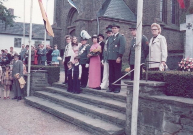 1973 Vorbeimarsch an der Kirche